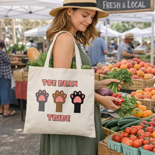 Toe Bean Tribe Cute Cat Paws Tragetasche (A tote bag with three cat paws and the words toe bean tribe in pink with a gray outline.)