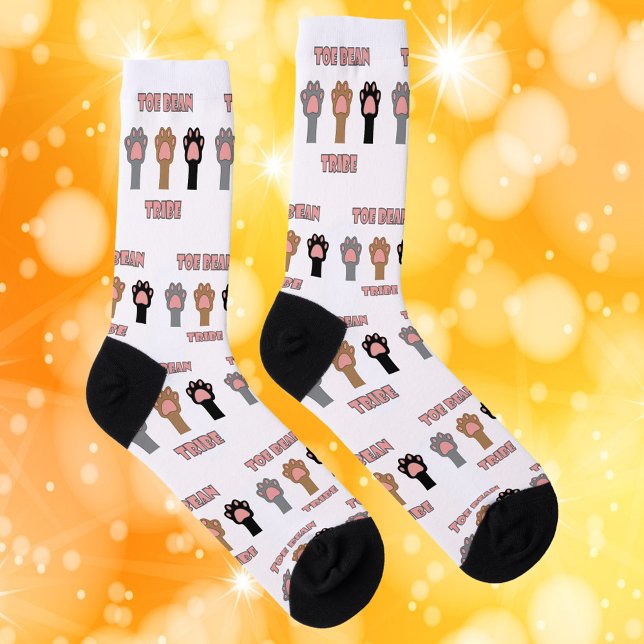 Toe Bean Tribe Funny Cat Paws Pink Letters Socken (A pair of socks featuring cat paws and the words toe bean tribe in pink and gray.)