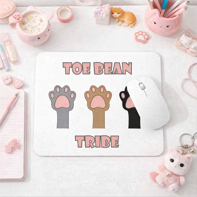 Toe Bean Tribe Niedliche Katzenpfoten Rosa Mousepad (A mouse pad with three cat paws and the words toe bean tribe in pink and gray letters.)