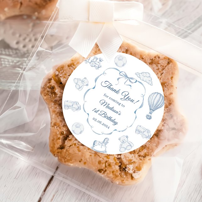 Toile De Jouy Blue Bow Birthday Party  Runder Aufkleber (Von Creator hochgeladen)