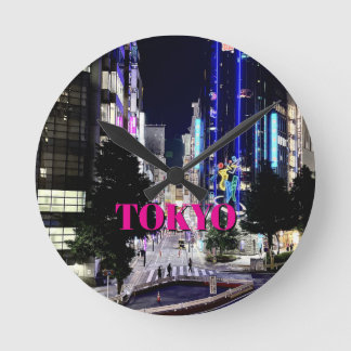 Tokioter Neonlichter bei Nacht Japan Stadtbild Runde Wanduhr