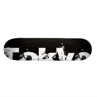 Tokyo - coole städtische Art in abgenutztem Skateboard