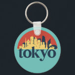 Tokyo Japan City Skyline Retro City Art Schlüsselanhänger<br><div class="desc">Vintages und retro City Design mit wunderschöner Skyline, touristischer Attraktion und Stadtbild. Cooler Wolkenkratzer und Gebäude Silhouette Illustrationen für Touristen und Reisende. Ideal als Souvenir, um Zuhause zu bringen, wenn Sie um die Welt reisen. Rett die Erinnerung an deine Reise und Ferien mit Familie und Freunden. Die Hintergrundfarbe kann auf...</div>