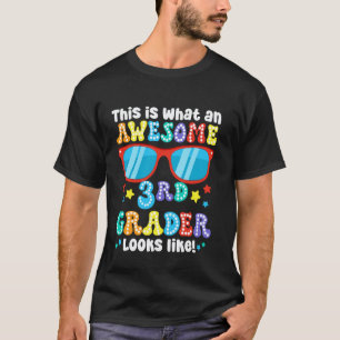 Toll aussehende Drittklässler wie Lehrer am ersten T-Shirt