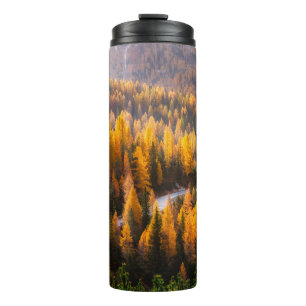 Tolle Aussicht auf die kurvenreiche Straße. Dramat Thermosbecher