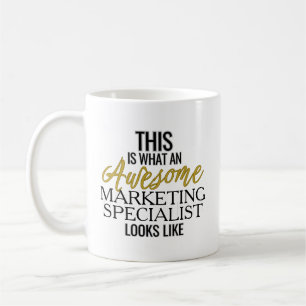 Toller Marketing-Spezialist sieht aus wie Kaffeetasse