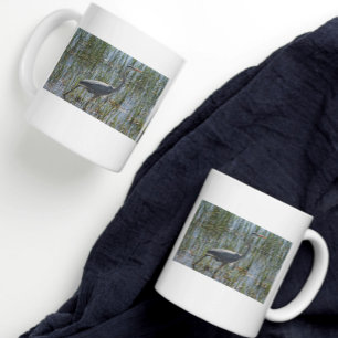 Tolles Foto vom Graureiher beim Waten in der Natur Kaffeetasse