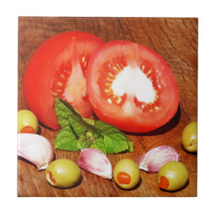 Tomate mit Oliven und Knoblauch Fliese