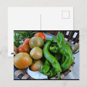 Tomaten und grüne Paprika im Korb Postkarte