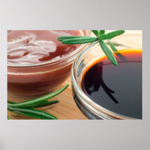 Tomatenketschup und Sojasauße in einer durchsichti Poster