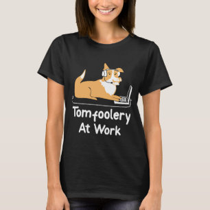 Tomfoolery am Arbeitsplatz Hund Arbeiten am Laptop T-Shirt