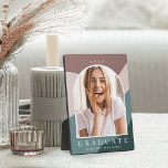 Tonalstreifen-Abschluss Foto halten Fotoplatte<br><div class="desc">Erschaffen Sie einen unvergesslichen und einzigartigen Abschluss-Sake mit dieser Foto-Plakette mit einem vertikalen oder porträtorientierten Foto in einem einzigartigen Gewölbe-Layout, auf einem Hintergrund von Bio Wavy Streifen in den Schattierungen von Wald grün und Wüstenton. Darunter erscheint neben Ihrer Schule oder Uni "Graduate". Personalisieren Sie mit Ihrem Abschluss Jahr gebogen über...</div>
