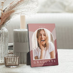 Tonalstreifen-Abschluss Foto halten Fotoplatte<br><div class="desc">Mit dieser Foto-Plakette mit einem vertikalen oder porträtorientierten Foto in einem einzigartigen Gewölbe,  auf einem Hintergrund Bio,  gewellter Streifen in Rosa und Rose,  entsteht ein unvergesslicher und einzigartiger Abschluss-Sake. Darunter erscheint neben Ihrer Schule oder Uni "Graduate". Personalisieren Sie mit Ihrem Abschluss Jahr gebogen über die Spitze.</div>