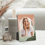 Tonalstreifen-Abschluss Foto halten Fotoplatte<br><div class="desc">Mit dieser Foto-Plakette mit einem vertikalen oder porträtorientierten Foto in einem einzigartigen Gewölbe,  auf einem Hintergrund Bio,  waagerechter Streifen in den Farben Waldgrün,  Salbei und Pfirsich,  entsteht ein unvergesslicher und einzigartiger Abschluss-Sake. Darunter erscheint neben Ihrer Schule oder Uni "Graduate". Personalisieren Sie mit Ihrem Abschluss Jahr gebogen über die Spitze.</div>