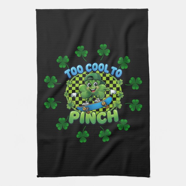 Too Cool to Pinch Skateboard Shamrock St. Patricks Geschirrtuch (Vertikal)