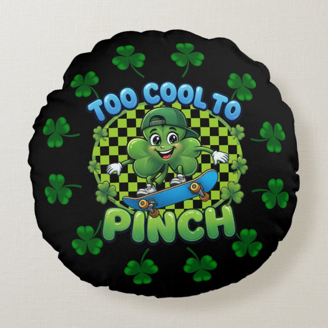 Too Cool to Pinch Skateboard Shamrock St. Patricks Rundes Kissen (Vorderseite)