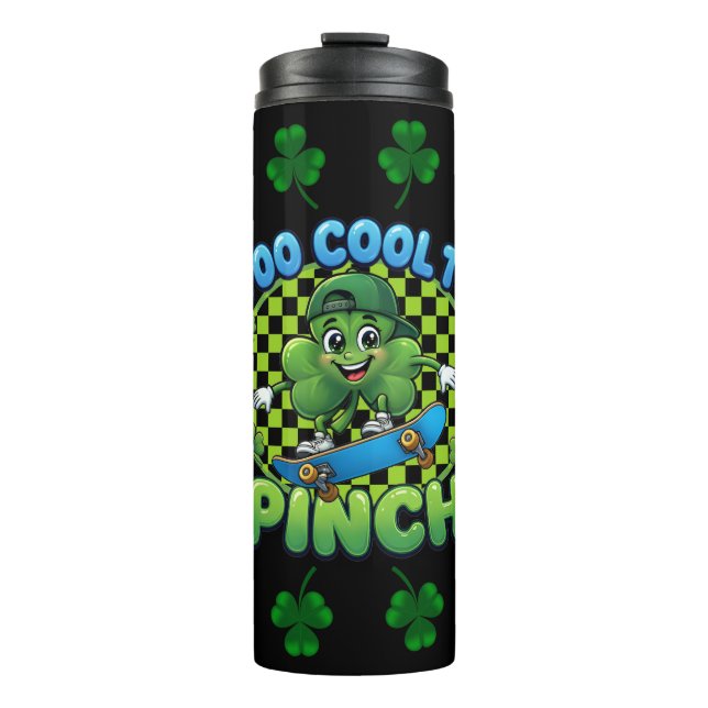 Too Cool to Pinch Skateboard Shamrock St. Patricks Thermosbecher (Vorderseite)
