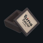 Top-Hat-Ring-Träger Schachtel<br><div class="desc">Personalisierte Ring Bearer Kachel Geschenkboxen für Ihren besonderen Hochzeitsbegleiter. Oben diese Grafik auf dem Wort Ring Träger. Kleines rotes Herz im Text.</div>