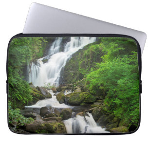 Torc-Wasserfall Szene, Irland Laptopschutzhülle