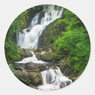 Torc-Wasserfall Szene, Irland Runder Aufkleber