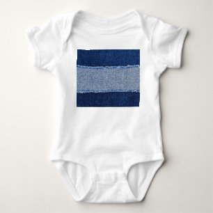 Torn denim: blauer Jeans Stoff. Baby Strampler