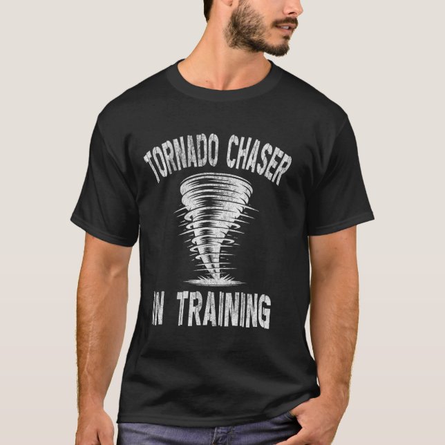 Tornado Chaser im Training - Sturmjäger T-Shirt (Vorderseite)
