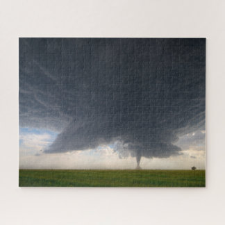 Tornado Unter dem Gewitter des Riesen in den große Puzzle