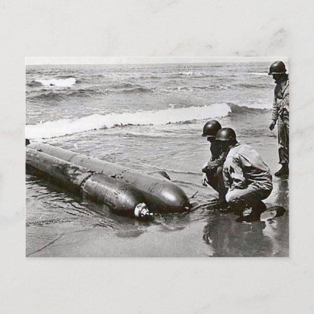 Torpedos aus dem Zweiten Weltkrieg am Strand, ANzi Postkarte (Vorderseite)