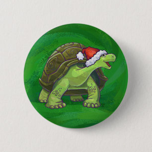Tortoise in der Weihnachtsmannmütze auf grün Button