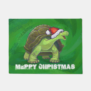 Tortoise in der Weihnachtsmannmütze auf grün Fußmatte