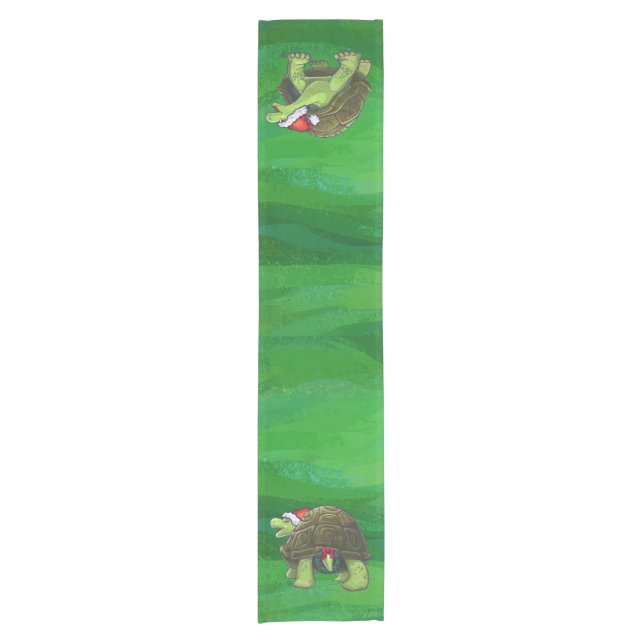 Tortoise in der Weihnachtsmannmütze auf grün Kurzer Tischläufer (Vorderseite)