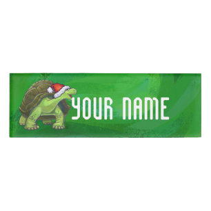 Tortoise in der Weihnachtsmannmütze auf grün Namenschild
