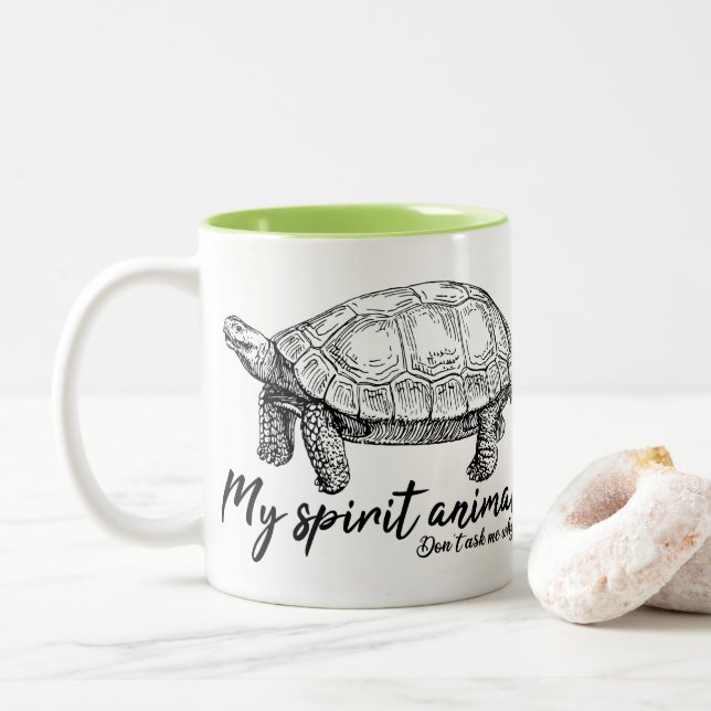 Tortoise ist mein Geistertier für einen langsamen  Zweifarbige Tasse (Mit Donut)