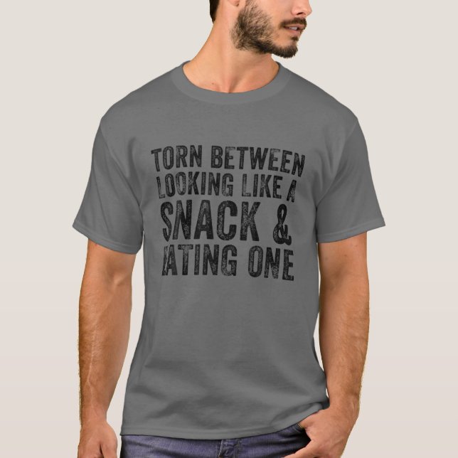 Tortur zwischen einem Snack oder einem Fu essen T-Shirt (Vorderseite)