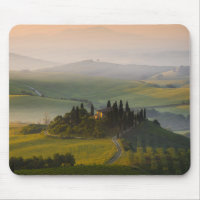 Toskana-Hügellandschaft am Sonnenaufgang