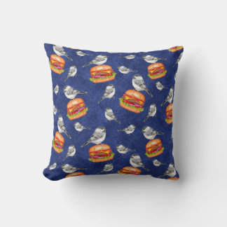 Tossed Tahoe Cheeseburger Vögel auf Deep Blue Kissen
