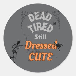 Tot müde, so gekleidet Niedlich - Halloween-Sticke Runder Aufkleber