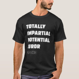 Totaler unparteiischer potenzieller Juror krümelt T-Shirt