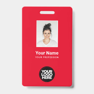 Totales rotes Mitarbeiterfoto, Barcode, Logo, Name Ausweis
