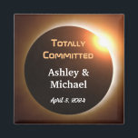 Totally Committed Eclipse Theme Wedding Magnet<br><div class="desc">2024 ist das Jahr der totalen Sonnenfinsternis, die über den Vereinigten Staaten vergeht. Es ist eine phantastische Veranstaltung, die ein großartiges Thema für eine Verlobung, Hochzeit oder Feier zum Engagement ist. Das Bild der Sonnenfinsternis scheint für einen Augenblick mit dem Diamanten eines Eherings zu leuchten. Das ist der perfekte Zeitpunkt,...</div>