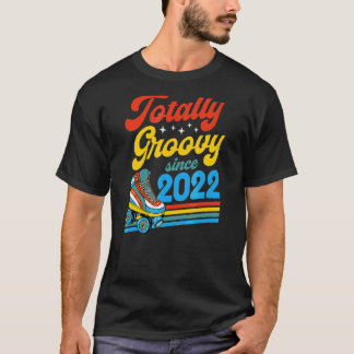Totally Groovy Seit 2022 Retro Roller Skate Birth T-Shirt