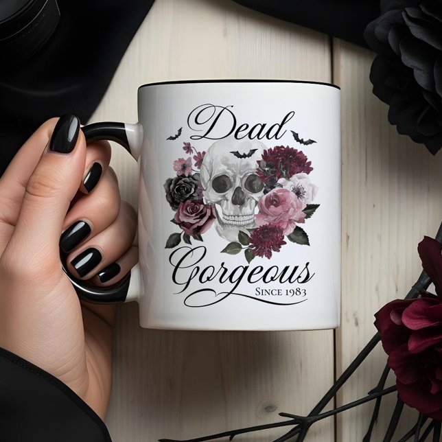 Tote Gorgeous Goth Skull Bloral Geburtsjahr Jahr Tasse (Dead Gorgeous Goth Skull Floral Custom Birth Year Mug)