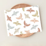 Totem Birds Folk Postkarte<br><div class="desc">Suchen Sie eine einzigartige Möglichkeit, Ihre Grüße oder Nachrichten zu senden? Karo in unserer legendären Postkarte mit der originalen Volkskunst der fliegenden Vögel. Diese Vögel erinnern an Totems und verleihen Ihrer Korrespondenz eine Touch boho charme. Das trendige, stilvolle Design wird jedem, der es empfängt, das Auge reichen. Mit seiner modernen...</div>
