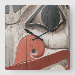 Totem-Stöcke im Haida-Kulturzentrum-Museum Quadratische Wanduhr
