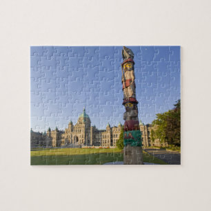 Totempfahl am Parlamentsgebäude in Puzzle