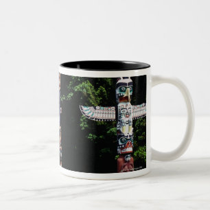 Totempfähle, Vancouver, britisches Kolumbien Zweifarbige Tasse