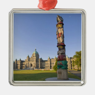 Totempol im Gebäude des Parlaments in Ornament Aus Metall