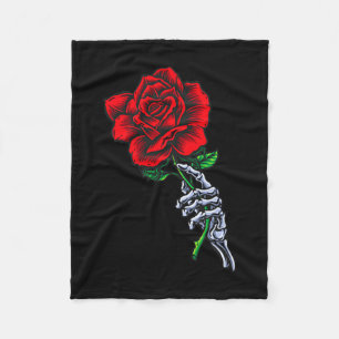 Totenhand mit Rose _ Ästhetische rote Blume Fleecedecke