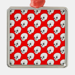 Totenkopf-Muster auf rotem Hintergrund Silbernes Ornament