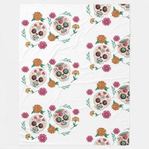 Totenkopf-Süßigkeiten und Blumen zum Tag der Toten Fleecedecke
